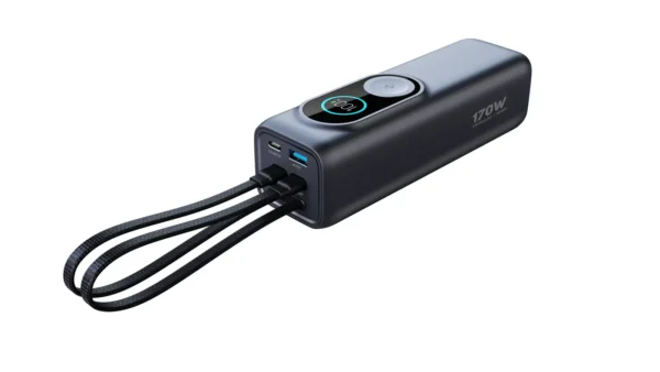 Reisegrossisten RG1 sett på skrå med to innebygde USB-C-kabler og skjerm på fronten