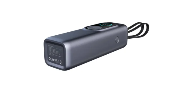 Mørk grå Reisegrossisten RG1 powerbank liggende med skjerm, klokkelader og samlede USB-C-kabler