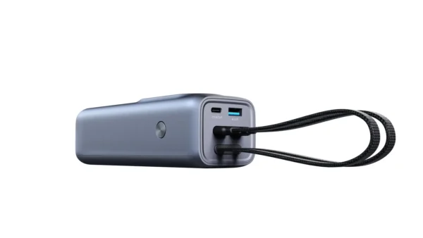 RG1 powerbank sett fra siden med betjeningsknapp og USB-C-kablene samlet i en løkke