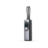 Reisegrossisten RG1 powerbank stående med TFT-skjerm, magnetisk klokkelader og to USB-C-kabler
