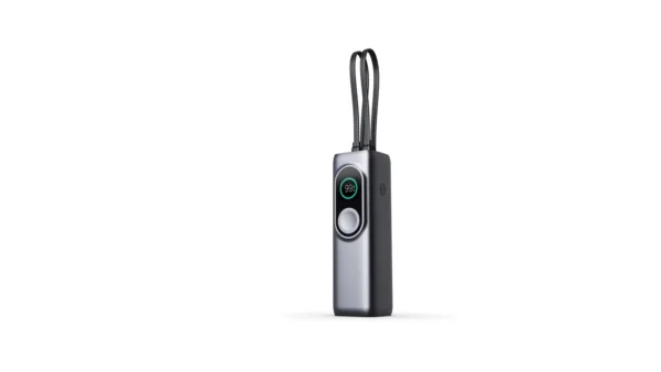 Reisegrossisten RG1 powerbank stående med TFT-skjerm, magnetisk klokkelader og to USB-C-kabler